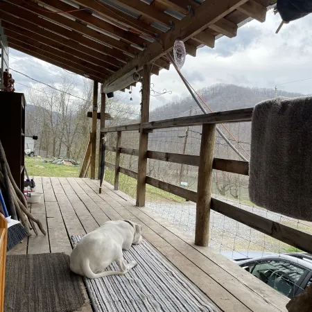Cozy with spectacular views, easy access to I-64, and each end of the NRGNP