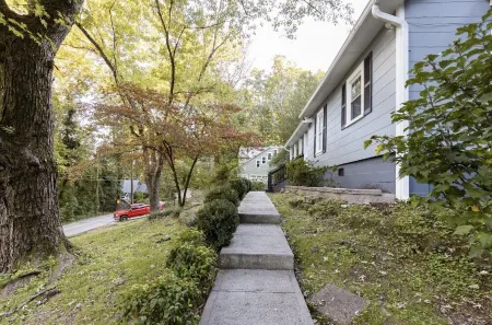 Historic St. Elmo Home - Near Hiking & Downtown! Отели рядом с достопримечательностью «Водопады Раби»