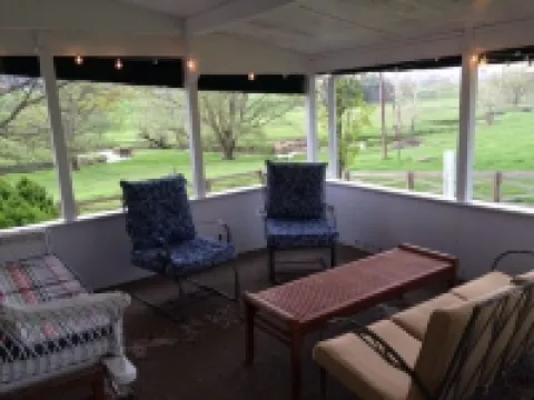 Quaint Country Cottage, Mountain Views, VT/Radford/VA Families Haven!
