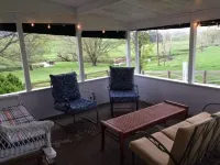 Quaint Country Cottage, Mountain Views, VT/Radford/VA Families Haven!