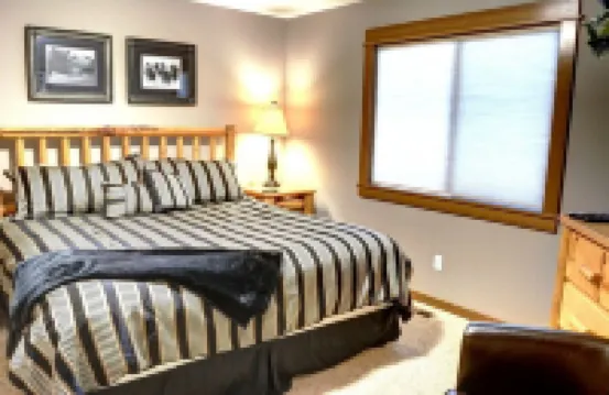 Premier Luxury Home with 7 Br/8 BA, Hot Tub, Game Room, Sharc Passes, A/C