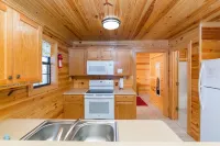 Rustic Coyote Ridge Cabin with a Hot Tub