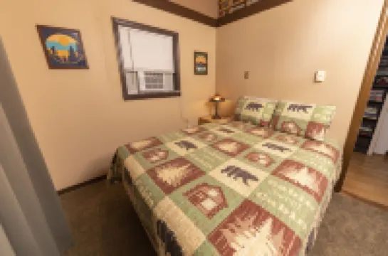 Discover serenity in our 3-bedroom cabin, 20 minutes from stunning Luray Caverns