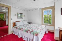 Charming Family-friendly 10 BR, 10.5 BA Property by Perkins Cove!