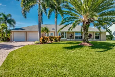Delightful 3 BR waterfront Villa w. heated pool/ dock/ boat lift/ fishing poles