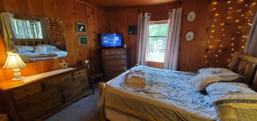 Lakefront-Semi Rustic Cabin-8.5 acres.  Woods and lake, nature at its finest!