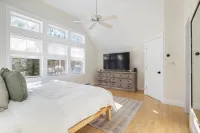 Kennebunk 5 Bedroom 3.5 Bathroom Cottage and Bunkhouse— Walk to Beach and Town!