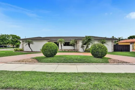 Spacious 5-bedroom Luxury villa with AC and fitness room in fabulous Miami