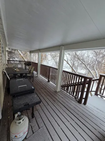 1 block from Main St & hot pools! POOL TABLE! Spacious 6 bedroom home