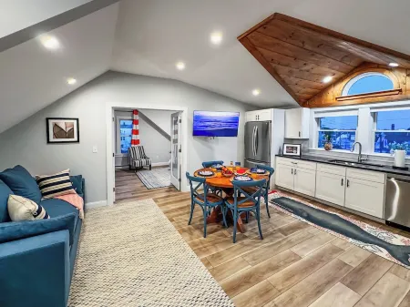 New Design - Walk to DNTN, Beauport, Beach, Train