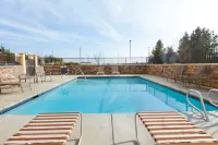 University Hotel - Davis Area - Pools
