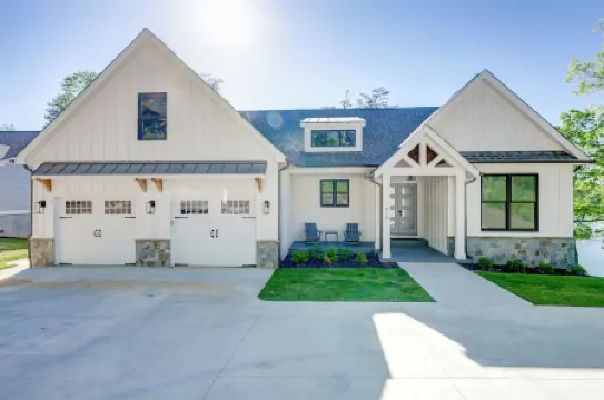 Brand New 6Br/6BA Luxury, 20Min to Clemson. Wooded Flat Lot/Firepit/Pool Table!