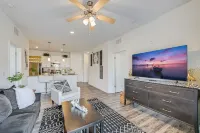 ⭐Stylish & Cozy⭐ 2BR/2BA w/King Bed, Pool & Gym Nr I295 & Downtown