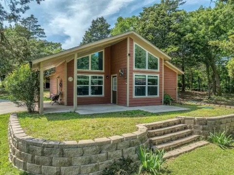 Weclome to Knot Shore  on Lake Texoma with boat parking