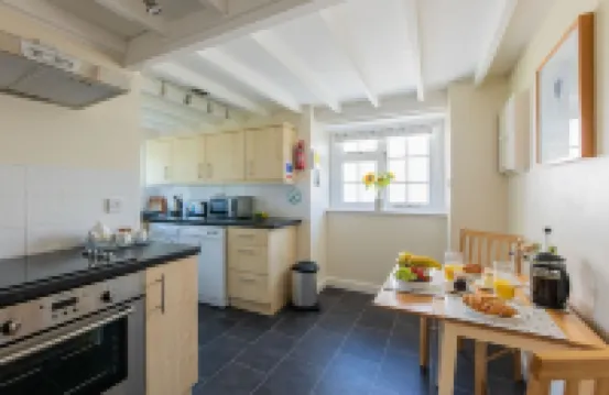 Beautiful, Romantic  Cottage in Rural Setting with Country Club Membership.