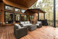 Modern, new cabin in tranquil Broken Bow/Hochatown with all the amenities