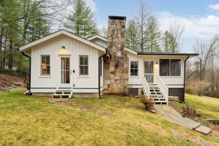 Endearing Lakeside Private Retreat