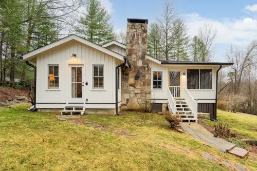 Endearing Lakeside Private Retreat Hotels in Valley Hill