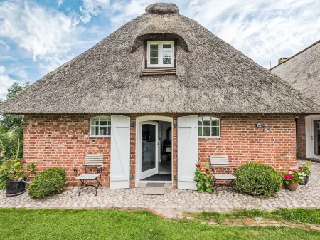 Kleine Reetdachkate Отели в г. Зимонсберг