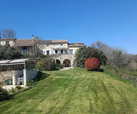 Large, tastefully renovated old house with elegant swimming pool.<br> Hôtels à : Saint-Marcel-d'Ardèche