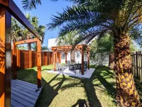 Trendy Cottage - Short walk to the beach - Backyard Oasis