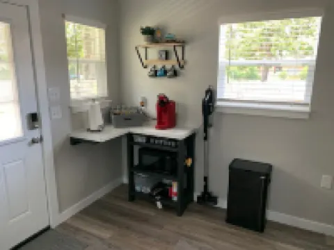 Adorable private studio-style guesthouse! 15 min from beaches!