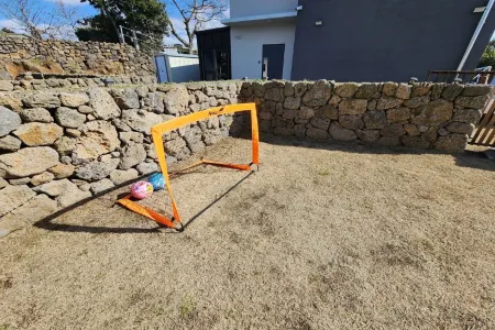 Doldamine Jeju Отели рядом с достопримечательностью «Dolgeobugi Suseok Bakmulkwan»