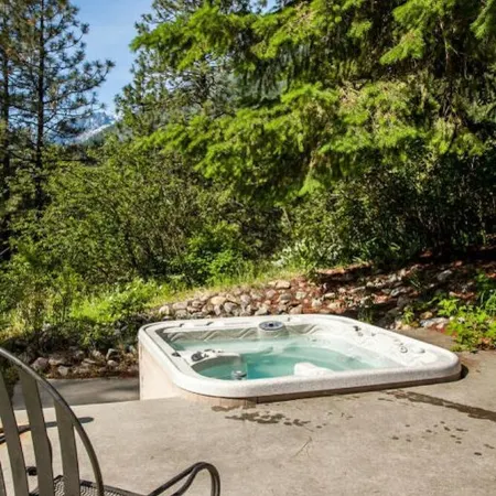 Snowgrass Lodge - Luxury timber lodge, riverfront, mountain views, hot tub
