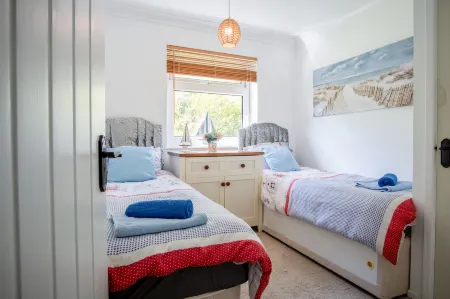 Bayview 32 - 2 Bedroom Chalet - Bayview Oxwich Отели в г. Пенрис