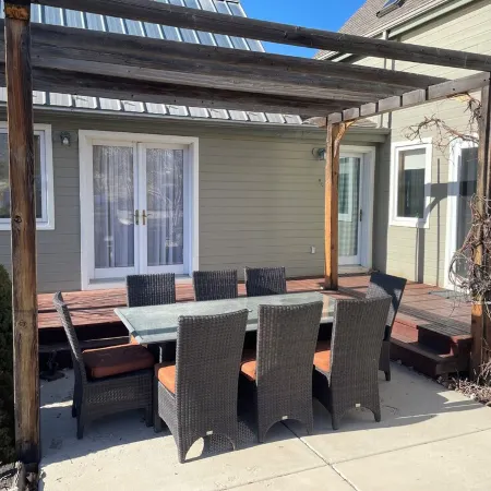Charming farmhouse in Historic Spring City with AC, WiFi, and full kitchen.