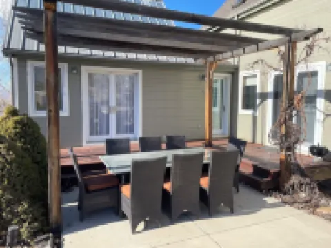 Charming farmhouse in Historic Spring City with AC, WiFi, and full kitchen.