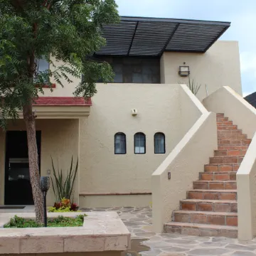 Large Modern Ajijic 1 King Bdrm Home -Walk to Everything -Gym -Pickleball Court