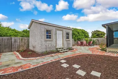 Vintage Home with Fire Pit in Backyard Street Away from Beach by RedAwning Hotel in zona Peters Point Beachfront Park