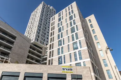 เจ ทาวเวอร์ - อิซเร้นทัลส์ โรงแรมใน