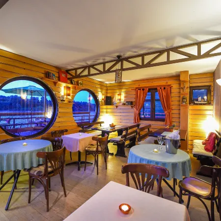 San Art Floating Hostel & Apartments