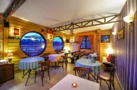 San Art Floating Hostel & Apartments