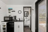 New Wilderness Hideout-Cozy Container Home