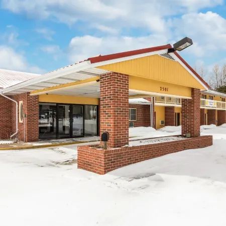 Econo Lodge Cadillac by Choice