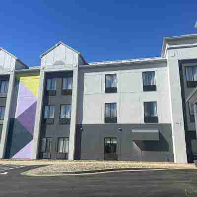 スパーク バイ ヒルトン ランシング Hotel Exterior