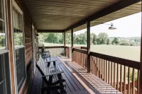 Sojourner's Lodge & Log Cabin Suites Hotel di Paint Township