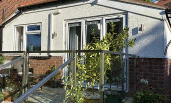 Cosy Dog Friendly Self Contained Apartment with Parking