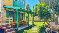 Banana Alaçatı Food & Stay - Adults Only