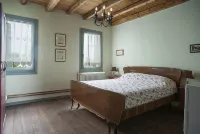 Room in B&B - B&b Carlonga A Double Room for Two People Hotel dekat Teatro Zancanaro di Sacile