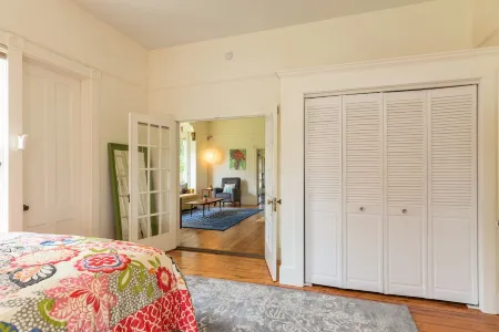 Stunning Large Apartment in the Heart of Port Townsend! Отели рядом с достопримечательностью «Port Townsend Marine Science Center»