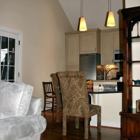 Contemporary colonial cottage, close to dwntown Rockville and metro, accessible. Отели рядом с достопримечательностью «Роквилл Таун сквер»
