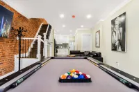 Stylish, Fun and Cozy  | Pool table, Dart board and Parking 벤자민 프랭클린 다리 주변 호텔