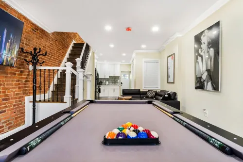 Stylish, Fun and Cozy  | Pool table, Dart board and Parking Hotels in Camden