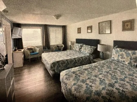 Moments to beach. Two queen beds, full kitchen with essentials. Dog friendly.