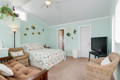 Charming Getaway with Beach Access and Cozy Comforts - Delightful Retreat