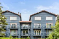 Amazing mountain view condo with private balcony, easy ski resort access Hotel dekat Portage Glacier
